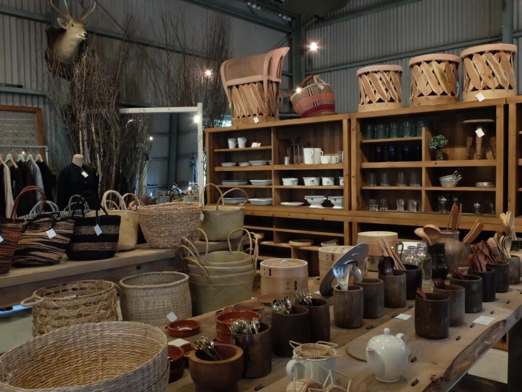 quiet.店内の雑貨や食器の写真